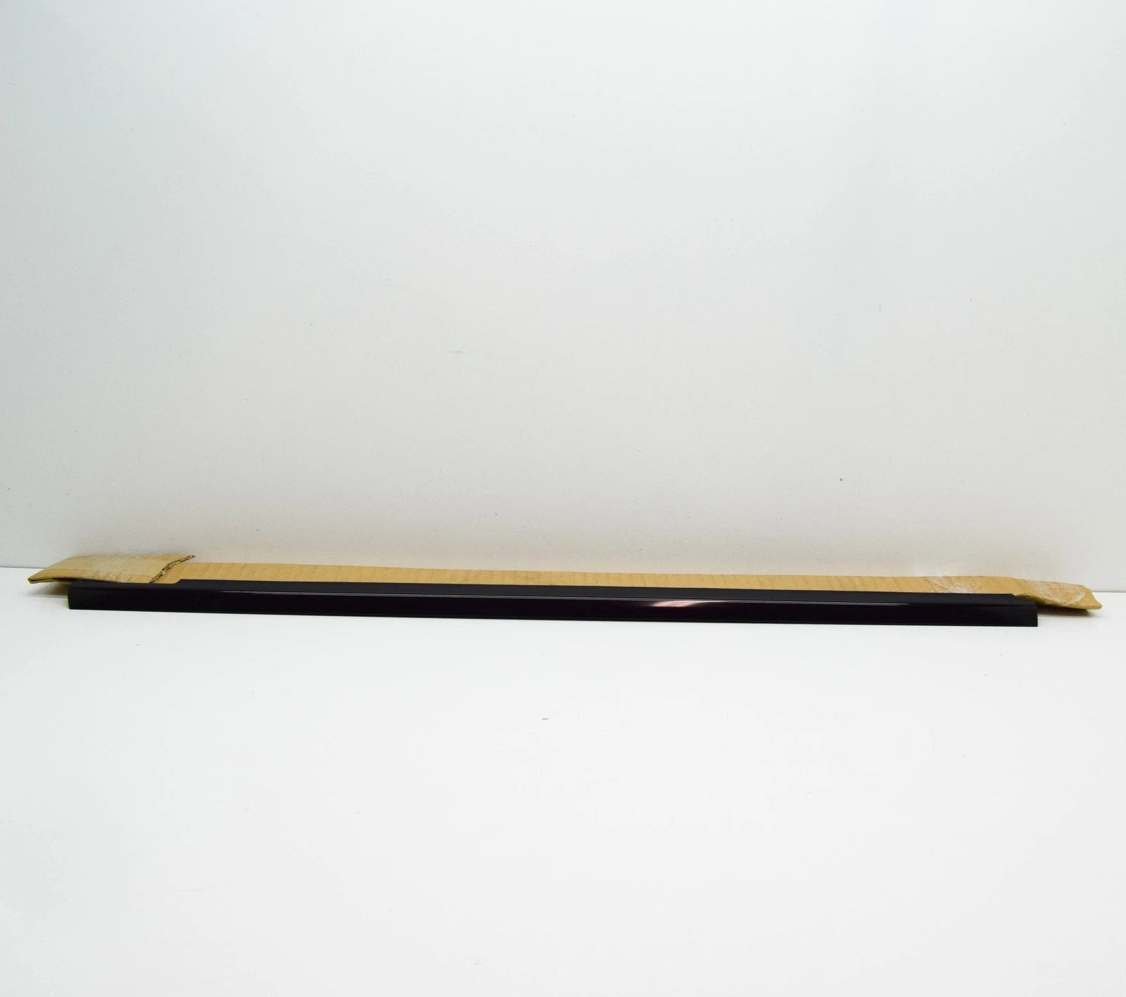 NEW MB E W212 FRONT RIGHT DOOR WINDOW OUTER SEALING RAIL A2127250465 ORIGINAL