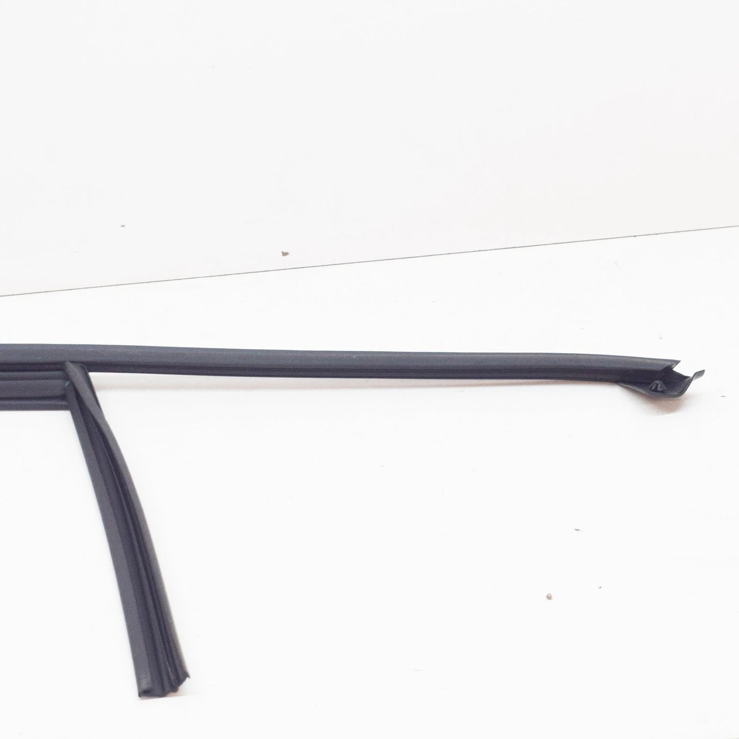 NEW MERCEDES-BENZ A W176 REAR LEFT DOOR WINDOW GUIDE RAIL A1767351100 ORIGINAL