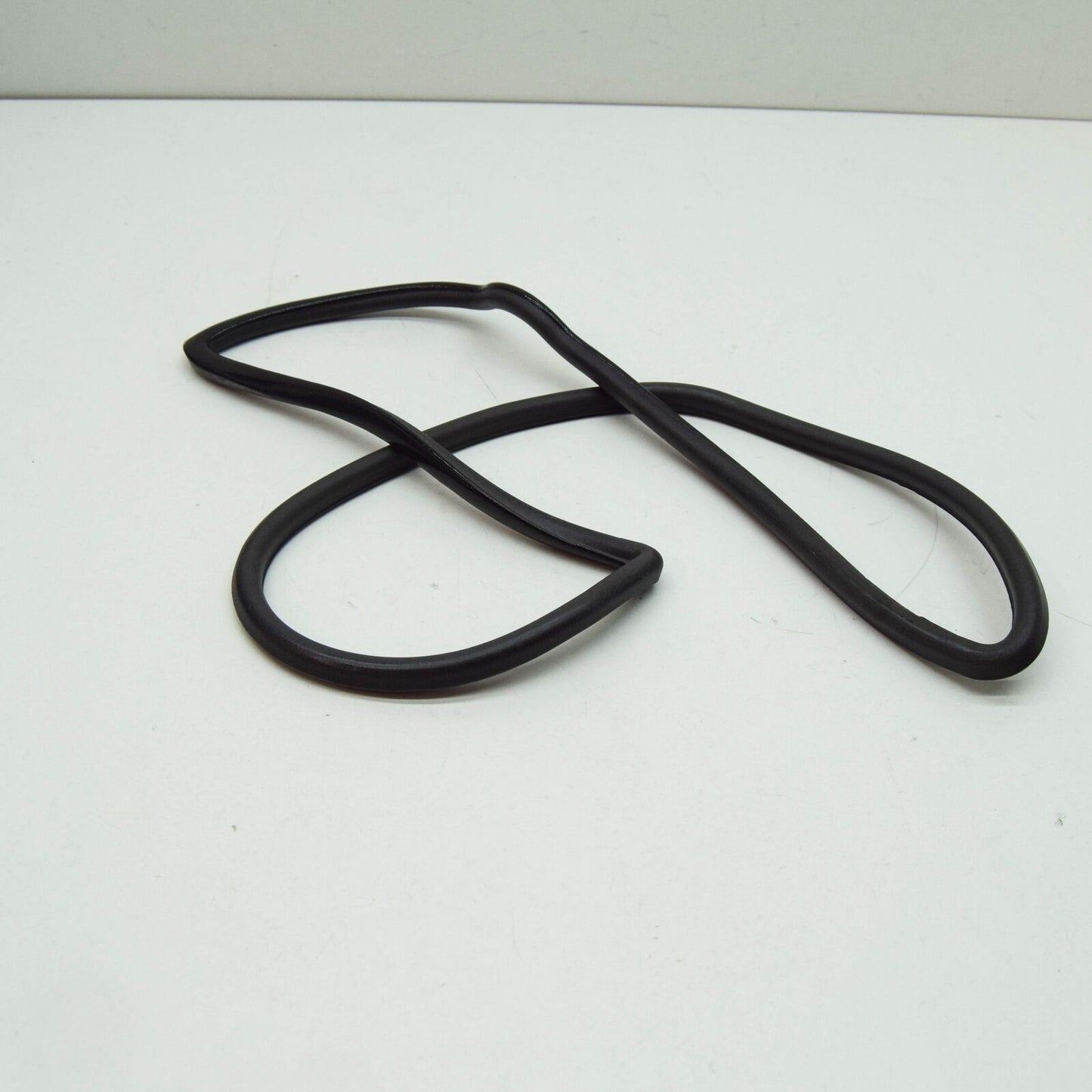 NEW MERCEDES-BENZ C W202 FRONT LEFT HEADLAMP LENS SEAL A2028261380 ORIGINAL