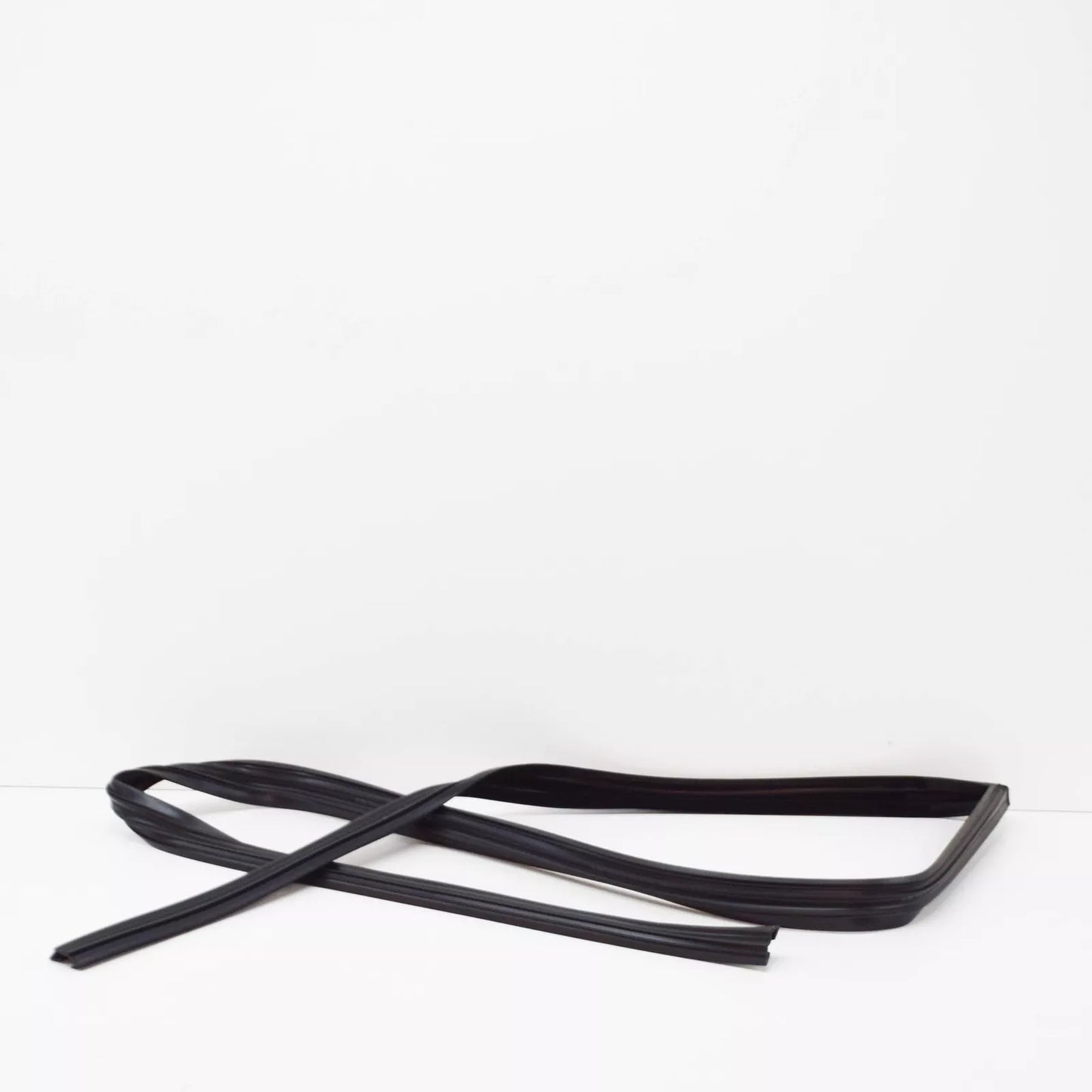 NEW BMW 3 COUPE E30 FRONT RIGHT ONE-PIECE WINDOW GUIDE 51321904782 ORIGINAL