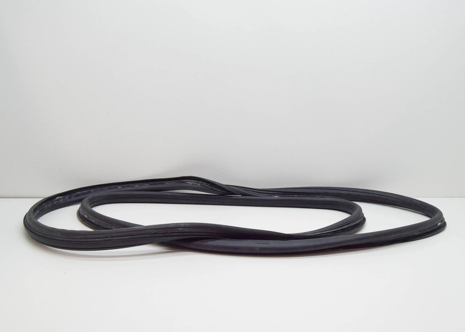 NEW BMW 6 E24 COUPE REAR BACK WINDOW WEATHERSTRIP 51311839116 1839116 ORIGINAL