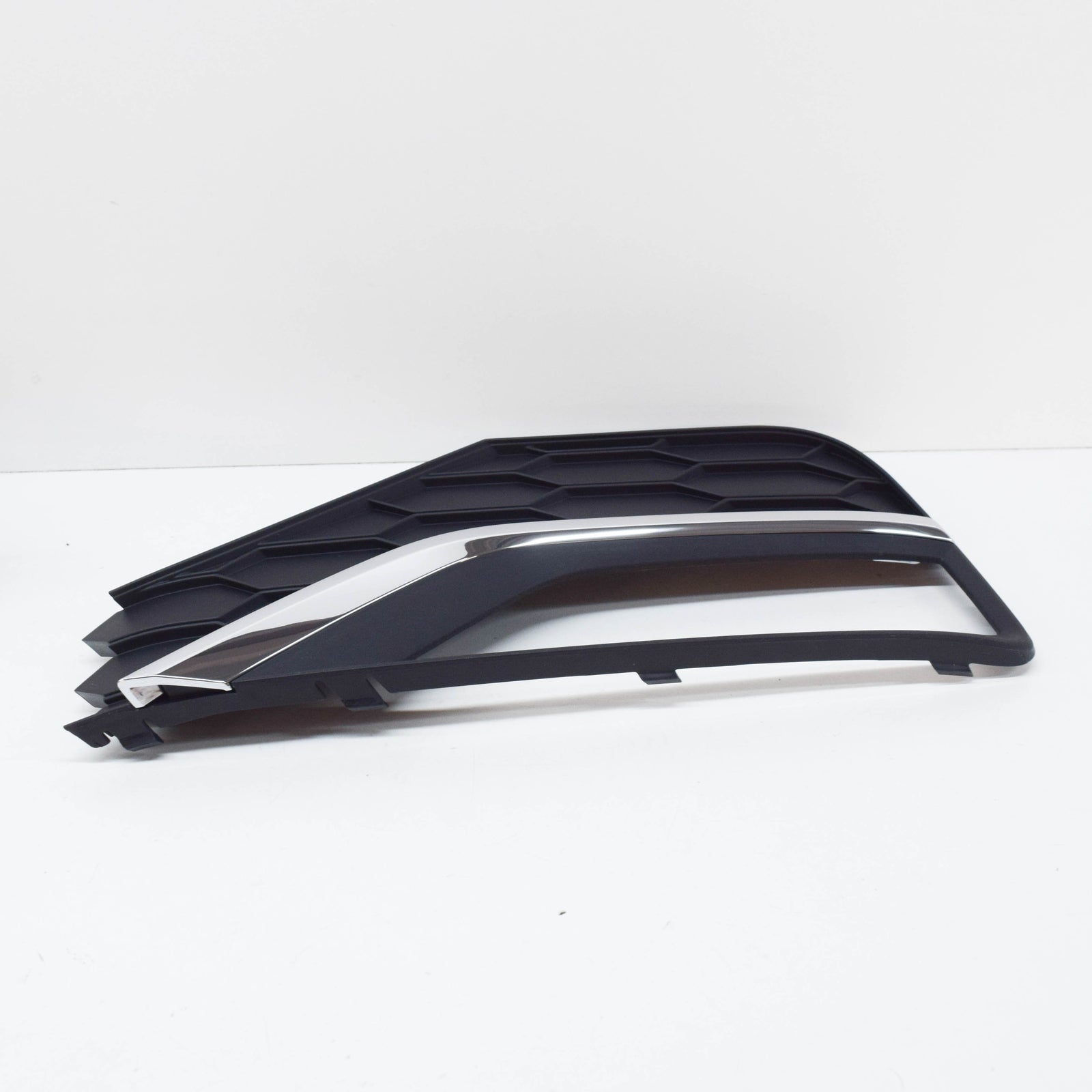 NEW VW AMAROK FRONT BUMPER RIGHT FOG LIGHT GRILLE COVER 2H6807490FRYP ORIGINAL