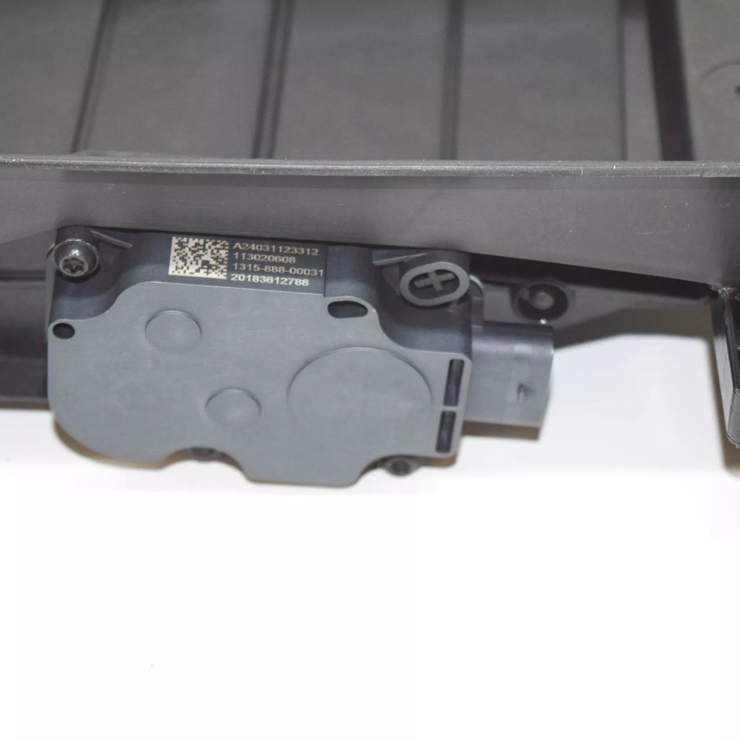 NEW MERCEDES-BENZ E W213 AIR INTAKE PANEL GUIDE DUCT W/MOTOR A2135002900