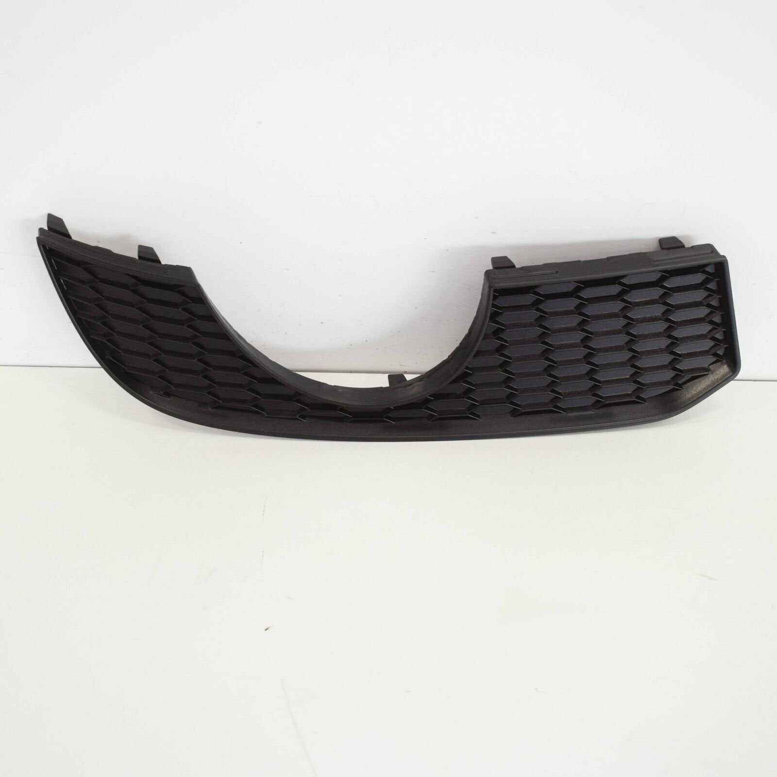 NEW AUDI A3 8V FRONT BUMPER RIGHT SIDE GRILLE TRIM 8V5807820C ORIGINAL