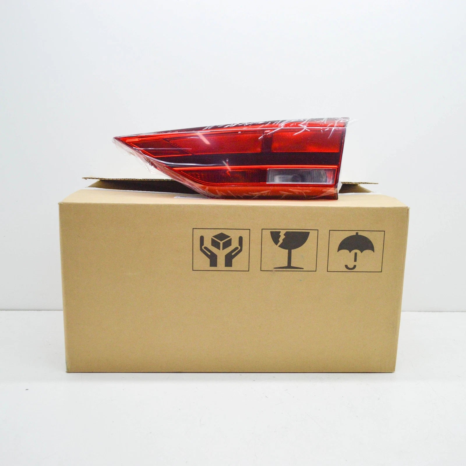 NEW AUDI Q3 F3 SPORTBACK RIGHT SIDE TRUNK BOOTLID TAILLIGHT 83A945076